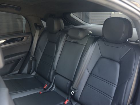 Certified 2025 Porsche Cayenne GTS AWD/4WD image 33