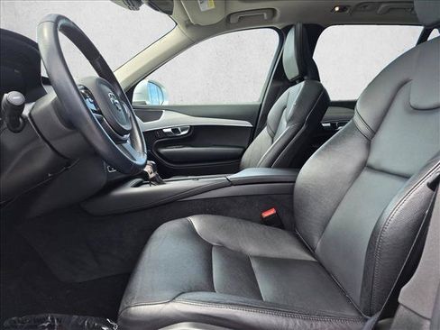 Used 2022 Volvo XC90 T5 Momentum FWD image 16