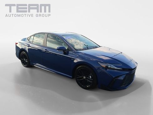 Used 2025 Toyota Camry SE FWD image 1