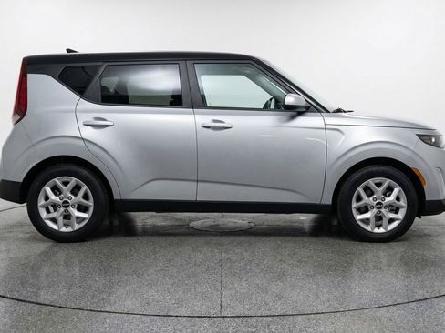 Used 2025 Kia Soul LX w/ LX Technology Package image 11