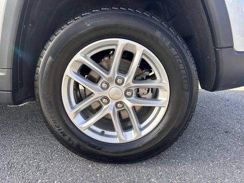 Used 2024 Jeep Grand Cherokee Laredo X image 9