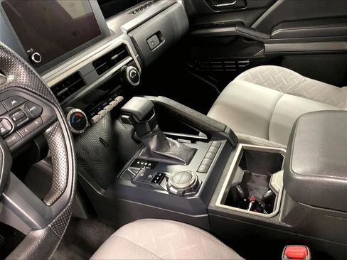 Used 2025 Toyota Tacoma SR5 AWD/4WD image 20
