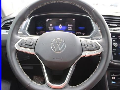 Used 2023 Volkswagen Tiguan SE w/ Panoramic Sunroof Package image 29