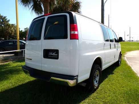 Used 2022 Chevrolet Express 2500 w/ Driver Convenience Package image 7
