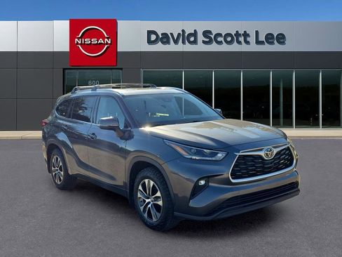 Used 2021 Toyota Highlander XLE image 4