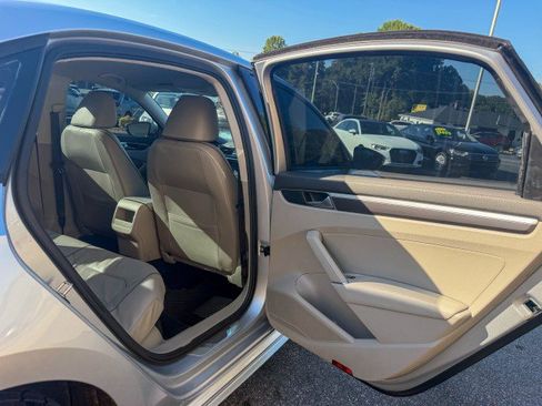 Used 2018 Volkswagen Passat 2.0T R-Line w/ R-Line Lighting Package FWD image 18