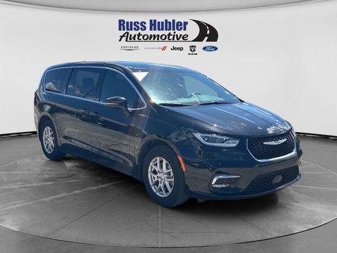 Used 2025 Chrysler Pacifica Select FWD image 8