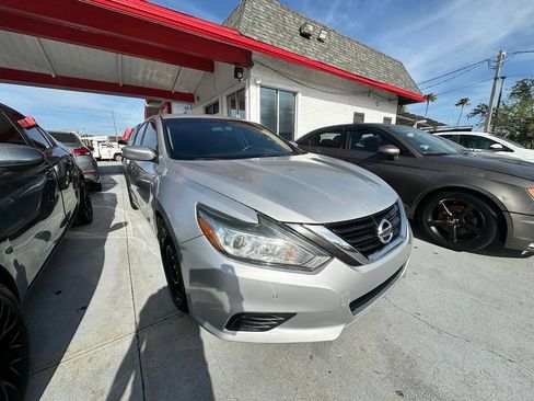 Used 2017 Nissan Altima 2.5 S w/ Power Driver Seat Package FWD image 2