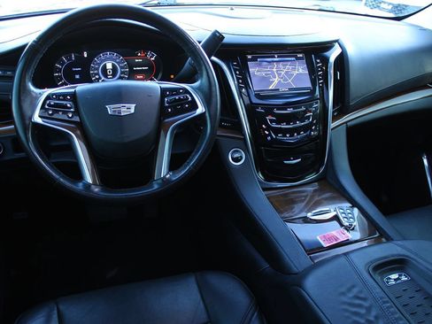 Used 2017 Cadillac Escalade Luxury RWD image 16