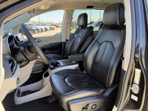 Used 2023 Chrysler Pacifica Touring-L image 28