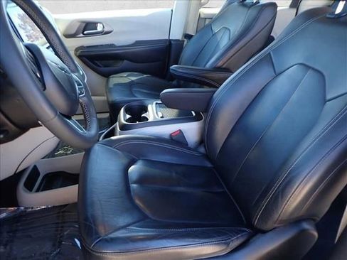 Used 2022 Chrysler Pacifica Touring-L FWD image 13