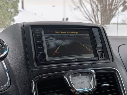 Used 2016 Chrysler Town & Country Touring image 17