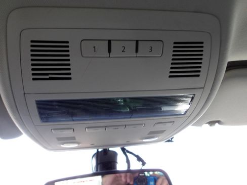 Used 2015 Volkswagen Touareg Sport image 22