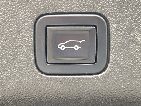 Used 2023 GMC Yukon XL SLT AWD/4WD image 8