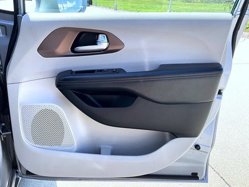 Used 2017 Chrysler Pacifica Touring-L FWD image 17
