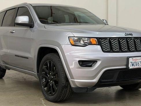 Used 2017 Jeep Grand Cherokee Altitude RWD image 2