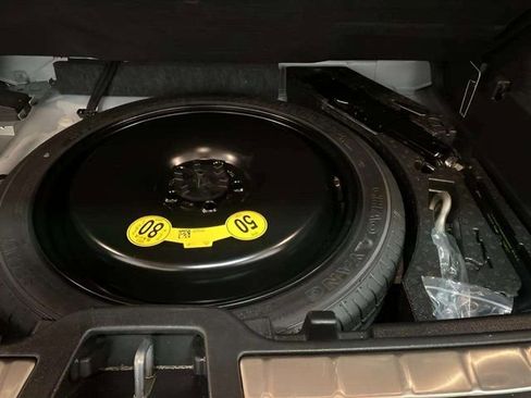 Used 2025 Volvo XC40 B5 Plus image 95