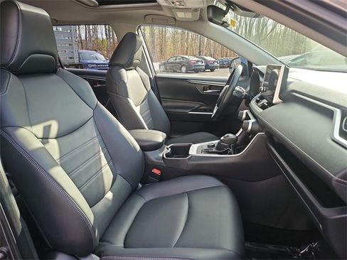 Used 2023 Toyota RAV4 XLE Premium image 28