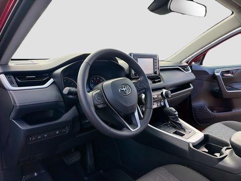 Used 2020 Toyota RAV4 XLE w/ Convenience Package image 4