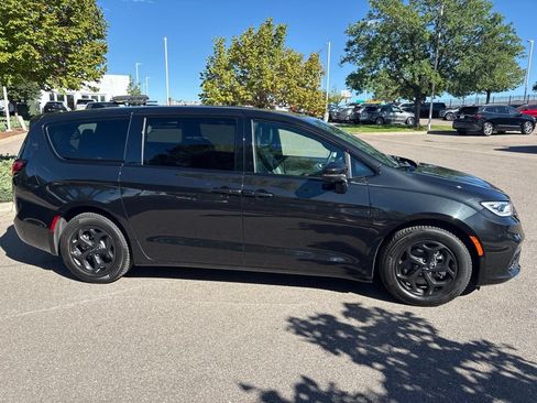 Used 2023 Chrysler Pacifica Touring-L w/ S Appearance Package FWD image 6