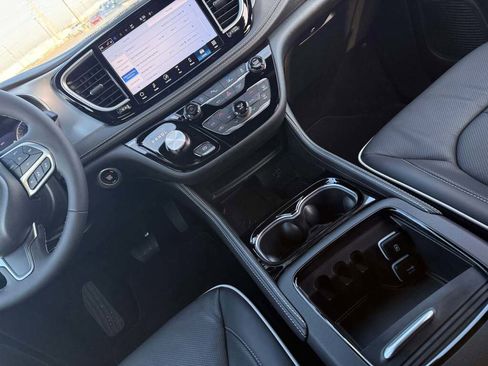 New 2026 Chrysler Pacifica Limited image 24
