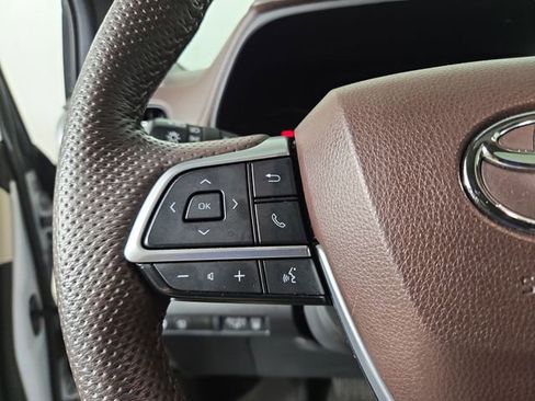 Used 2023 Toyota Sienna Platinum FWD image 25