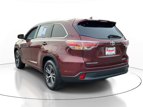 Used 2016 Toyota Highlander XLE AWD/4WD image 3