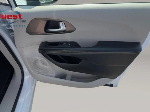 Used 2022 Chrysler Voyager LX FWD image 13