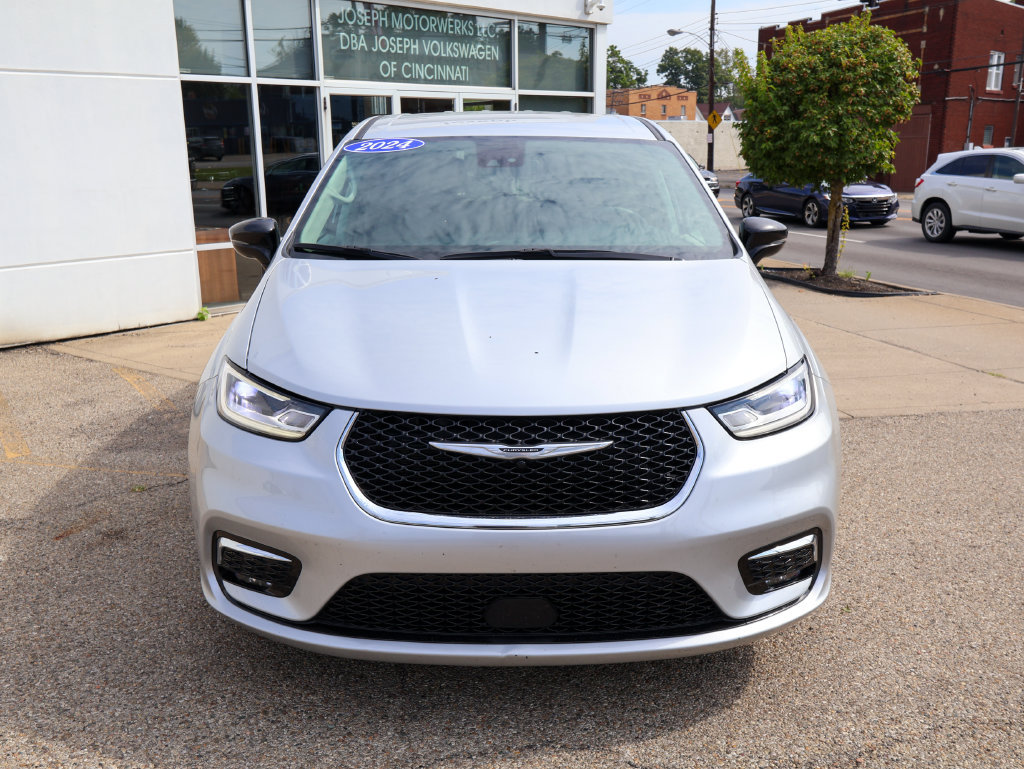 Used 2024 Chrysler Pacifica Touring-L FWD image 8