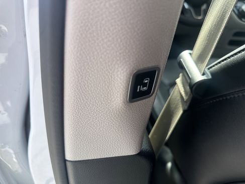 Used 2024 Chrysler Pacifica Touring-L image 19