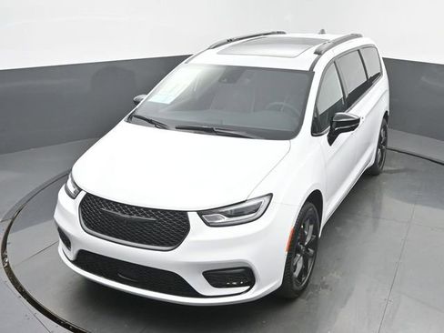 New 2026 Chrysler Pacifica Limited w/ Uconnect Theater Family Group AWD/4WD image 38