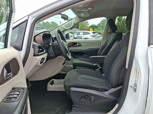 Used 2022 Chrysler Voyager LX image 15