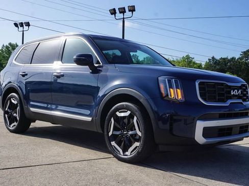 Used 2025 Kia Telluride S FWD image 2