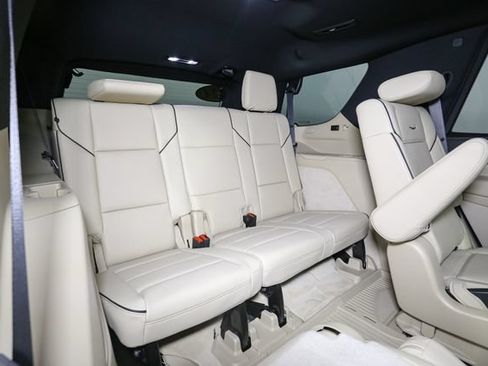 Used 2024 Cadillac Escalade Premium Luxury AWD/4WD image 22