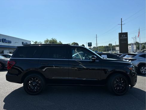 Used 2024 Ford Expedition Limited AWD/4WD image 3