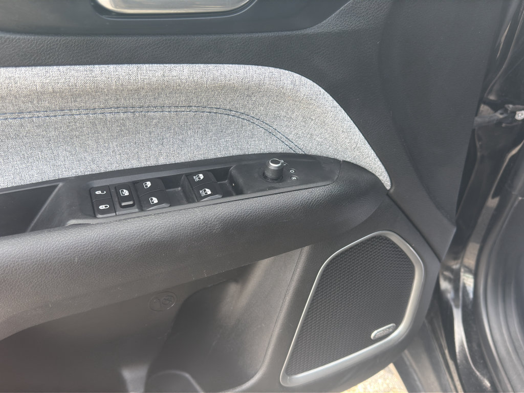 Used 2023 Jeep Compass Latitude w/ Sun and Sound Group AWD/4WD image 13