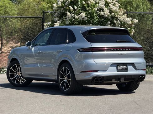Certified 2026 Porsche Cayenne E-Hybrid AWD/4WD image 3