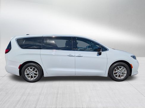 Used 2025 Chrysler Pacifica Select FWD image 8
