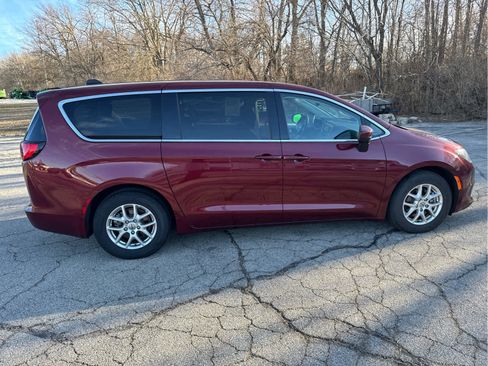 Used 2023 Chrysler Voyager LX image 7