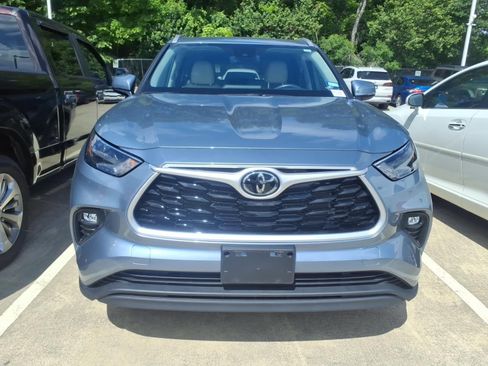Used 2022 Toyota Highlander XLE FWD image 3