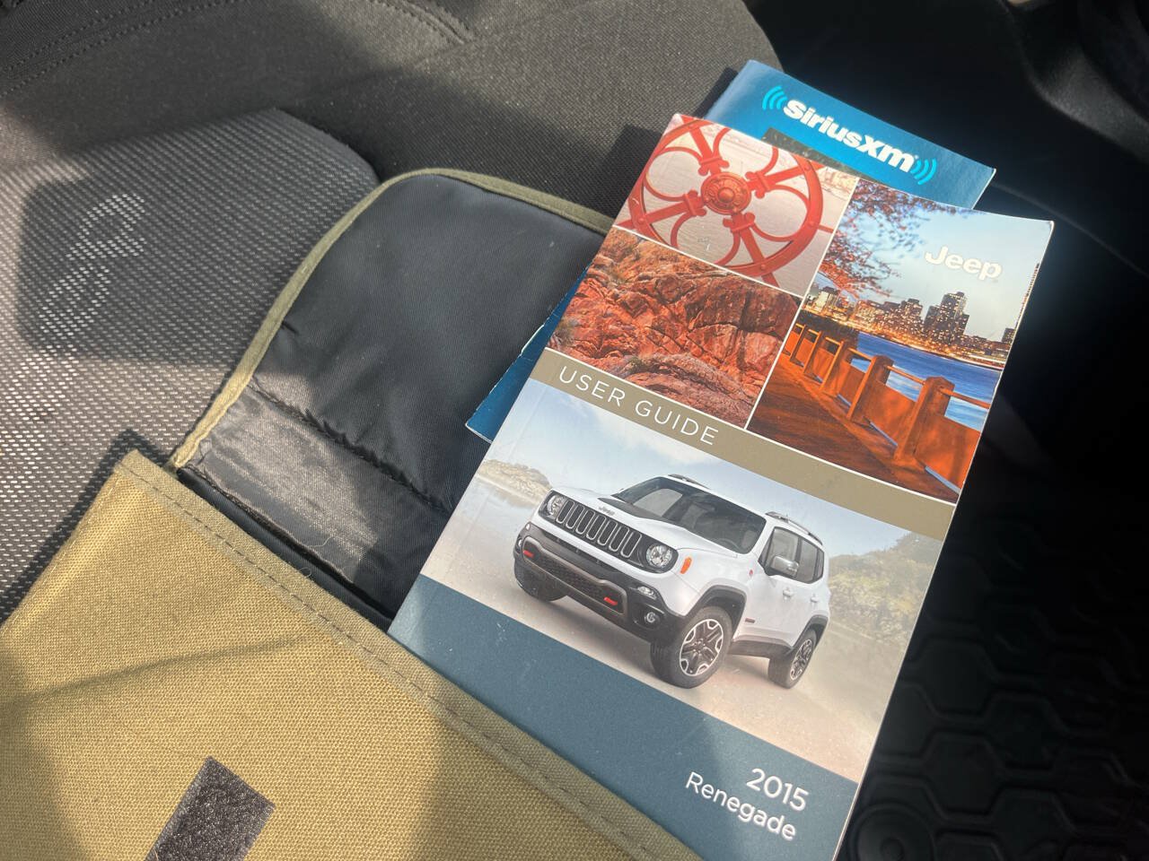 Used 2015 Jeep Renegade Latitude AWD/4WD image 38