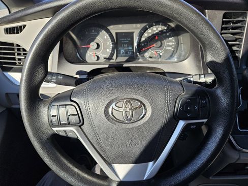 Used 2016 Toyota Sienna L image 44
