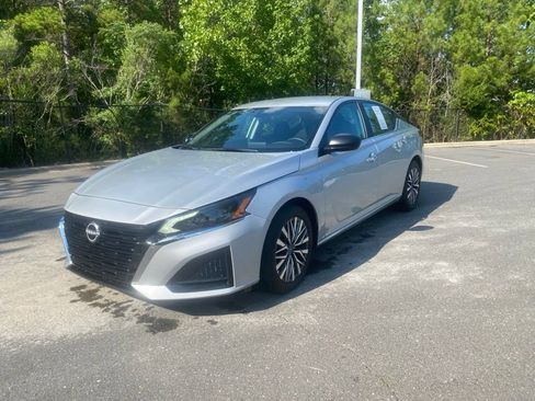 Certified 2025 Nissan Altima 2.5 SV FWD image 9