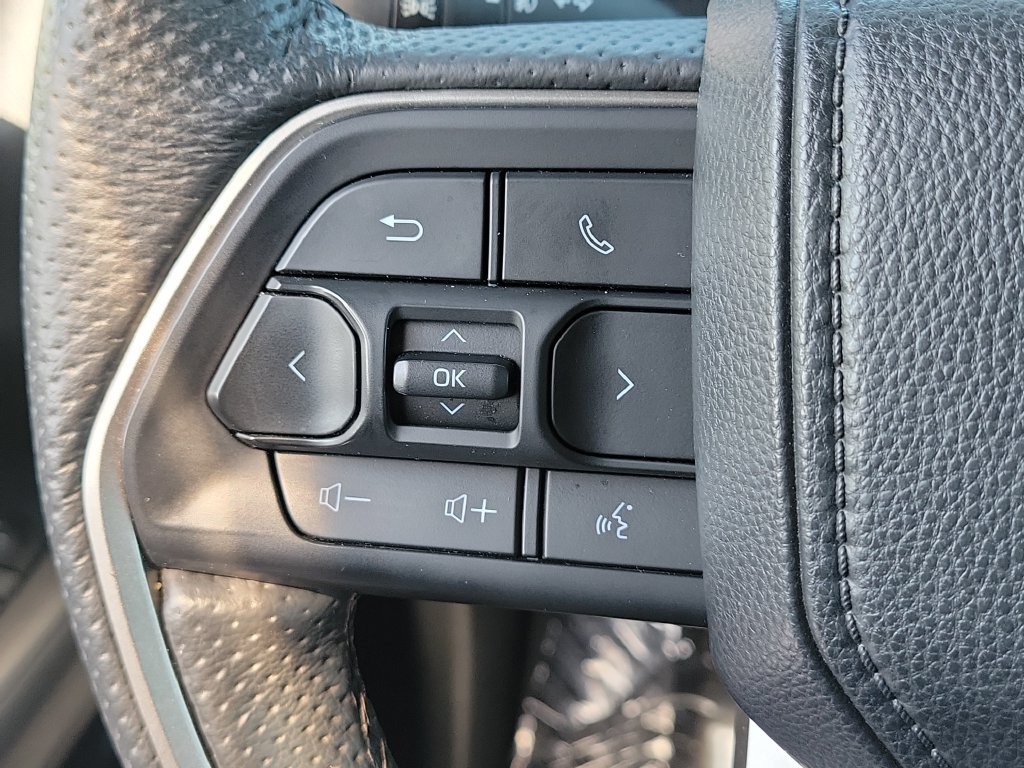 Used 2025 Toyota Tacoma Limited AWD/4WD image 9