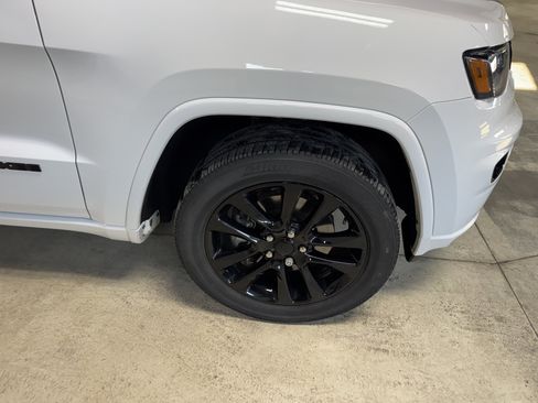 Used 2022 Jeep Grand Cherokee Laredo X image 22