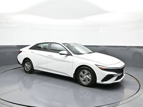 Used 2025 Hyundai Elantra SE FWD image 4