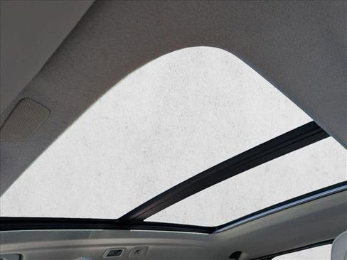 Used 2019 Volvo XC40 T5 Momentum image 17