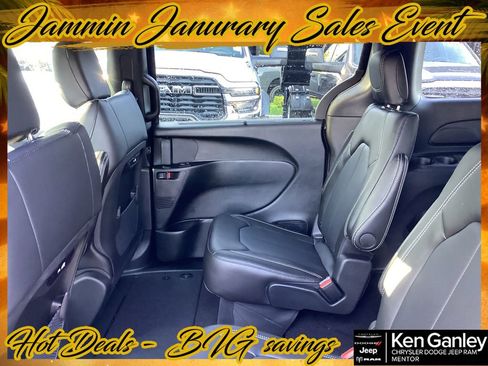 New 2026 Chrysler Pacifica Select image 15