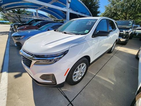 Used 2022 Chevrolet Equinox LS w/ LS Convenience Package FWD image 3