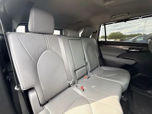 Used 2023 Toyota Highlander Limited AWD/4WD image 13